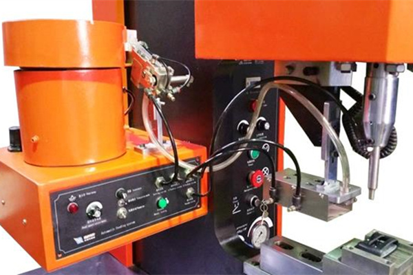 自動送料鉚接機(jī)不僅安裝方便且提高生產(chǎn)效率! 圖1